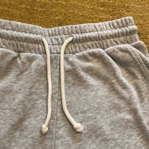 H&M divided raw hem terry cloth high rise jogging short size xs - Picture 2 of 7